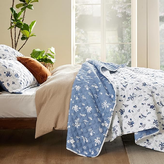 Bedsure Floral Quilt Queen Size - Reversible Blue & White Quilt Bedding, Daisy Design Bedspread Microfiber Lightweight Coverlet for All Seasons (90"x96")