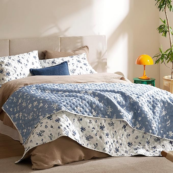 Bedsure Floral Quilt Queen Size - Reversible Blue & White Quilt Bedding, Daisy Design Bedspread Microfiber Lightweight Coverlet for All Seasons (90"x96")