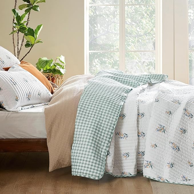 Bedsure Floral Quilt King Size - Reversible Botanical Floral Comforter, Spring Lightweight Bedspread Quilted Bedding, Soft Microfiber Coverlet for All Seasons (106"x96")