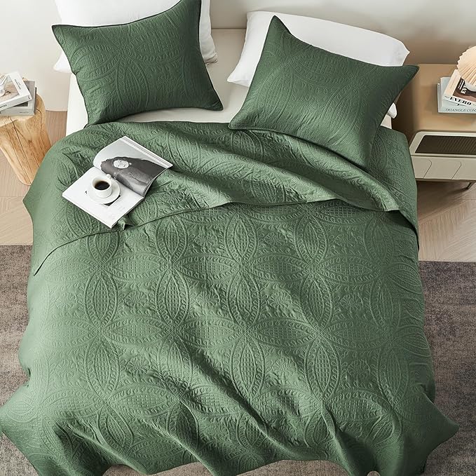 akkialla King Quilt Bedding Set,Olive Green Ultrasonic King/Cal King Quilt Set,Lightweight Soft Bedspread Coverlet,Modern Style Coin Pattern Bed Cover for All Seasons,3 Piece(1 Quilt,2 Pillow Shams)