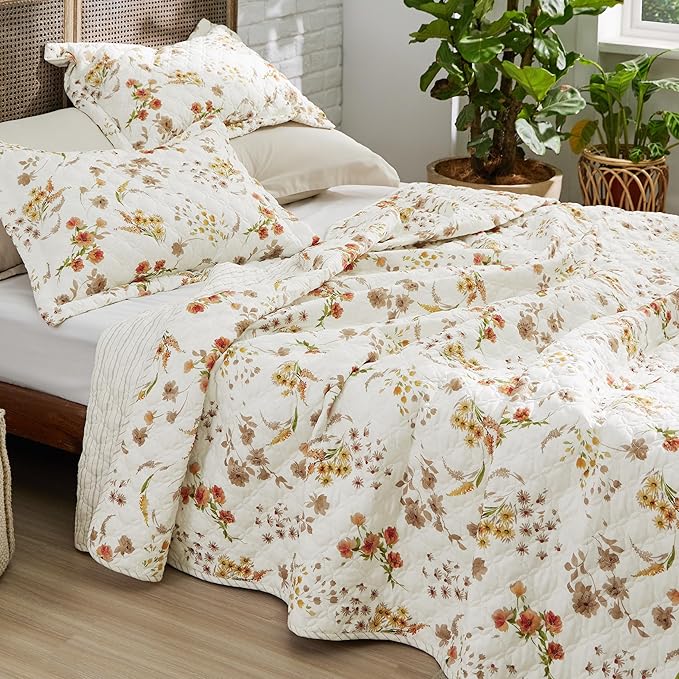 Bedsure Floral Quilt Queen Size - Reversible Falling Botanical Quilt Bedding, Lightweight Microfiber Bedspread, Soft Coverlet for All Seasons (90"x96")