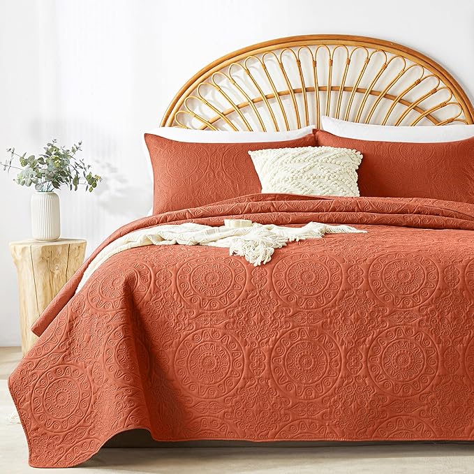 WURUIBO Burnt Orange Quilt Set Queen Size, Embossing Microfiber Full Bedspreads with Pillow Sham, Ligthweight Breathable Thin Coverlet, Reversible Bedding Set for All Season (1 Quilt, 2 Pillow Shams)