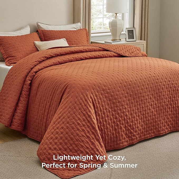 Bedsure King Quilt - Red Orange Bedspread King Size & Lightweight Comforter, Boho Coverlet with Clover Pattern, Ultra Soft All-Season Bedding, 106 x 96 Inches