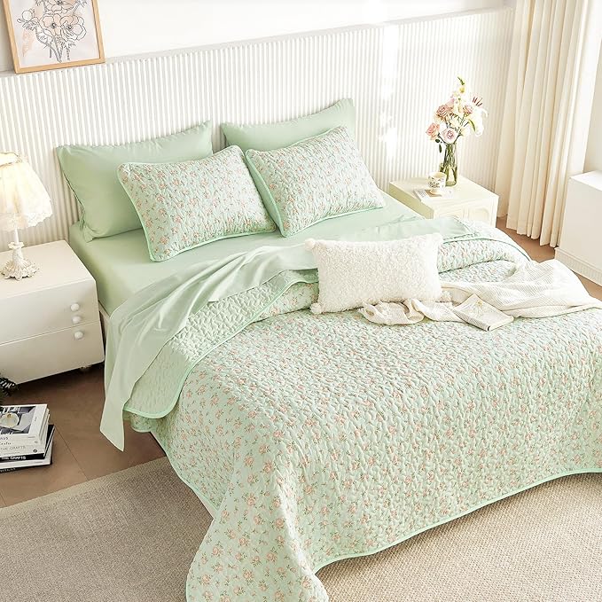 Wake In Cloud - Floral Quilt Set, Coquette Cottagecore Shabby Chic Flower Pattern for Women Teen Girls, Reversible Lightweight Bedspread Coverlet, 3 Pieces, Green Pink, Twin/Twin XL Size