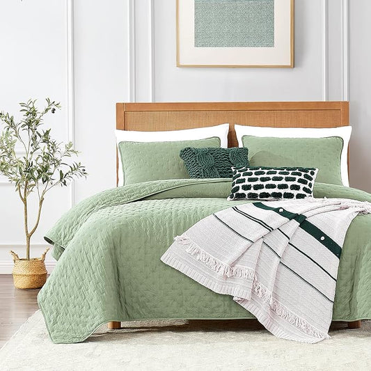 ROARINGWILD Sage Green Oversized King Size Quilt Bedding Set, California Cal King Lightweight Soft Bedspread, Farmhouse Rustic Country Coverlet for Spring Summer, 2 Pillow Shams, 118x106 inches