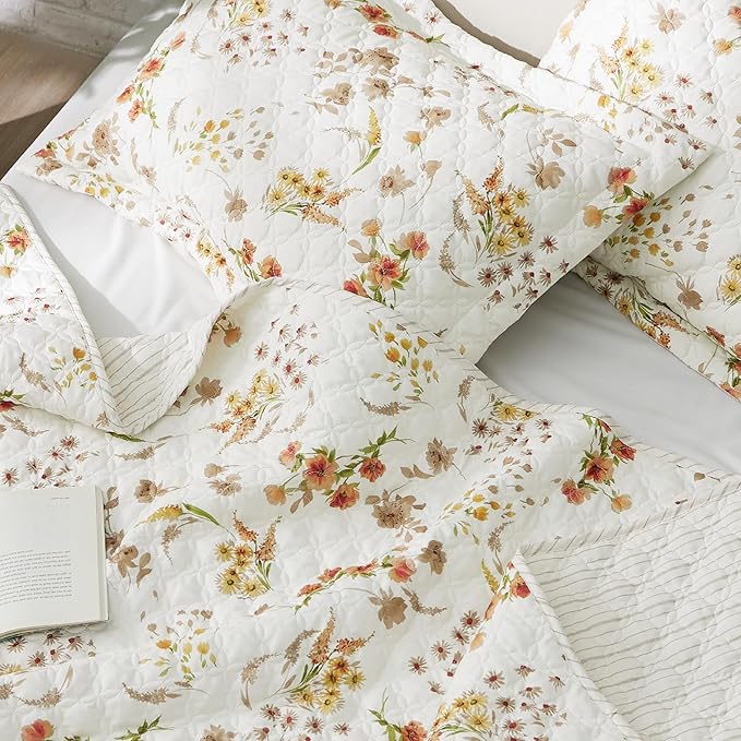 Bedsure Floral Quilt Queen Size - Reversible Falling Botanical Quilt Bedding, Lightweight Microfiber Bedspread, Soft Coverlet for All Seasons (90"x96")