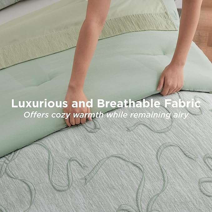 Bedsure Queen Comforter Set, GentleSoft™ 3 Pieces Bow Cute Bedding Green Room Decor Aesthetic, Queen Bedding Sets Gifts for Her Women, 1 Bed Green Comforter, 2 Pillow Shams, 90x90 Inches