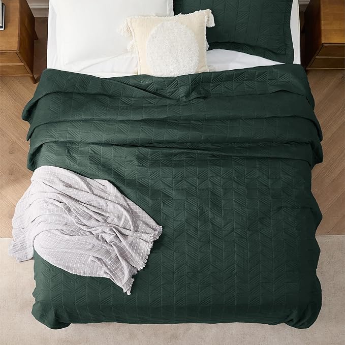 Bedsure King Size Quilt Bedding - Soft Ultrasonic King Bedspread - Dark Green Coverlet Quilted Bedding - Lightweight All-Season Comforter 106x96 Inch