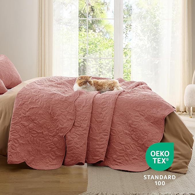 Bedsure Quilts Queen Size - Ultra Soft Pre-Washed Bedspread - Lightweight Grayish Pink Comforter - Cloud Bedding with Leaf Design 90x96 Inch