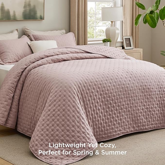 Bedsure King Quilt - Dusty Rose Bedspread King Size & Lightweight Comforter, Country Cottage Coverlet with Clover Pattern, Ultra Soft All-Season Bedding, 106 x 96 Inches
